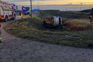 Poważny wypadek pod Łomżą. Bus wypadł z drogi. Wielu poszkodowanych