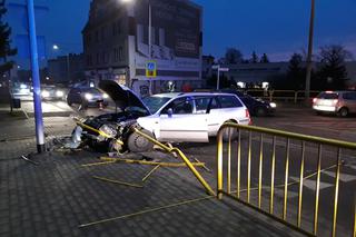 19-latek nie ustąpił pierwszeństwa i wjechał w auto! Ranna kobieta [ZDJĘCIA]