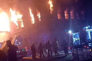  Gigantyczny pożar hali produkcyjnej zakładu w Radomiu. W akcji brało udział 16 zastępów straży pożarnej