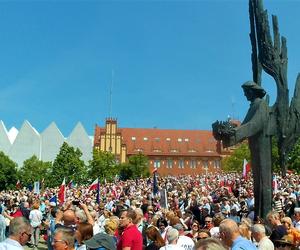 Manifestacja 4 czerwca na placu Solidarności w Szczecinie