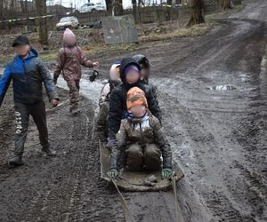 Nietypowy kulig na Śląsku. Zamiast śniegu błoto, a zamiast konia samochód terenowy. 