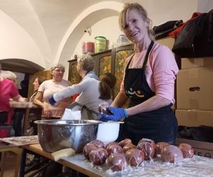 W Leszczyńskim Banku Żywności od rana smażą pączki 