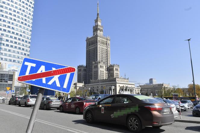 Bunt taksówkarzy w Warszawie. Chcą nawet 18 zł za kilometr