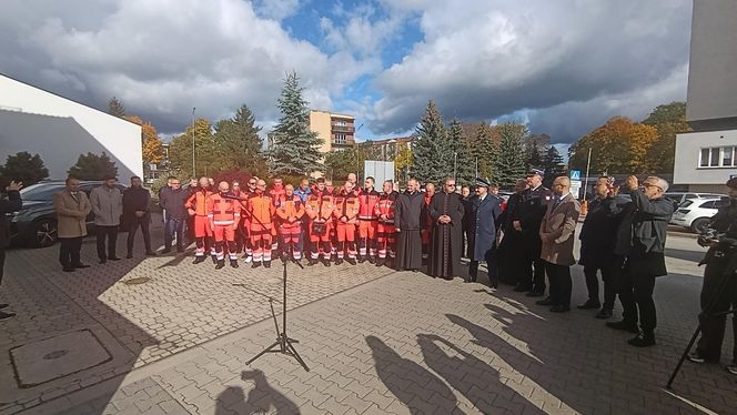 Biała Podlaska. Odsłonięcie tablicy poświęconej ratownikowi medycznemu. 64-latek został śmiertelnie dźgnięty nożem na służbie [ZDJĘCIA]