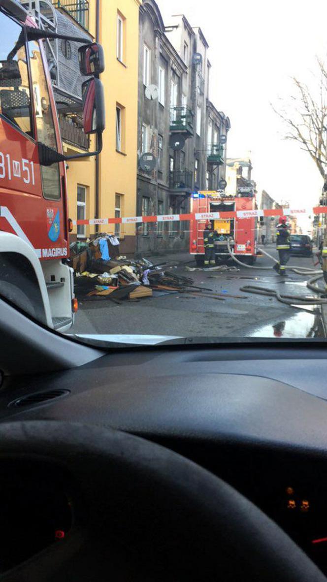 Policjanci uratowali staruszkę z pożaru 