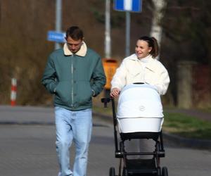Jakub Rzeźniczak z rodziną na spacerze