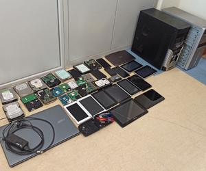 Jak w domu z horroru! 52-latek kolekcjonował w mieszkaniu broń i pornografię dziecięcą. Trafi za kratki