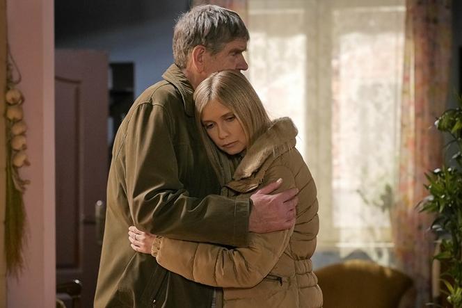 Pierwsza miłość, odcinek 3419: Ewelina pójdzie do więzienia, a Bartek obieca jej ważną rzecz. Roman się z tym nie pogodzi – ZDJĘCIA