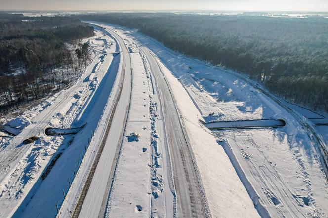 Autostrada A2 do Siedlec z lotu ptaka w ziomowej scenerii 