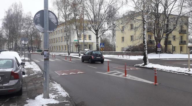 Drogowa bzdura roku w Olsztynie? Olsztyński radny krytykuje las słupków i ciąg barierek [ZDJĘCIA]