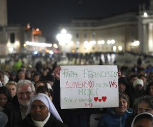 Wierni modlą się za Papieża Franciszka