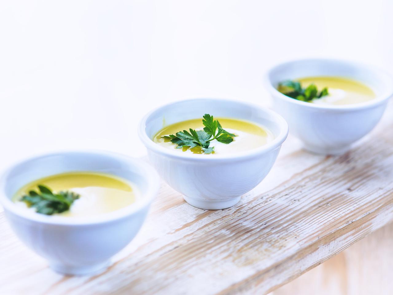 Krem selerowy z parmezanem: przepis na pożywną i aromatyczną zupę