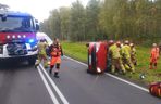 Starsze małżeństwo dachowało samochodem. Wypadek koło Leszna