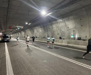 Rowerzyści i biegacze w tunelu