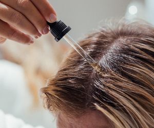 Jeden produkt, by zapobiec siwym włosom. Domowa kuracja działa cuda