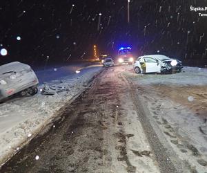 Zawada: Poślizg i zderzenie dwóch samochodów. 23-latka i jej pasażerka w szpitalu