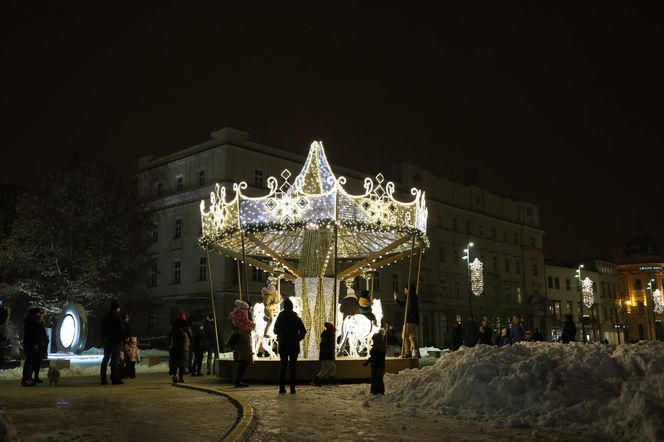 Świąteczna karuzela dołączyła do iluminacji bożonarodzeniowej w Lublinie