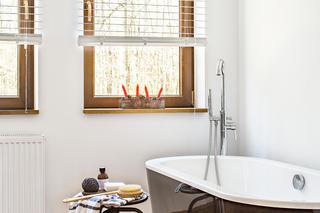 Łazienka z jasnymi ścianami bez płytek