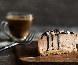 Zaskocz gości czymś zupełnie nowym. W tę Wielkanoc przygotuj sernik czekoladowo-kokosowy