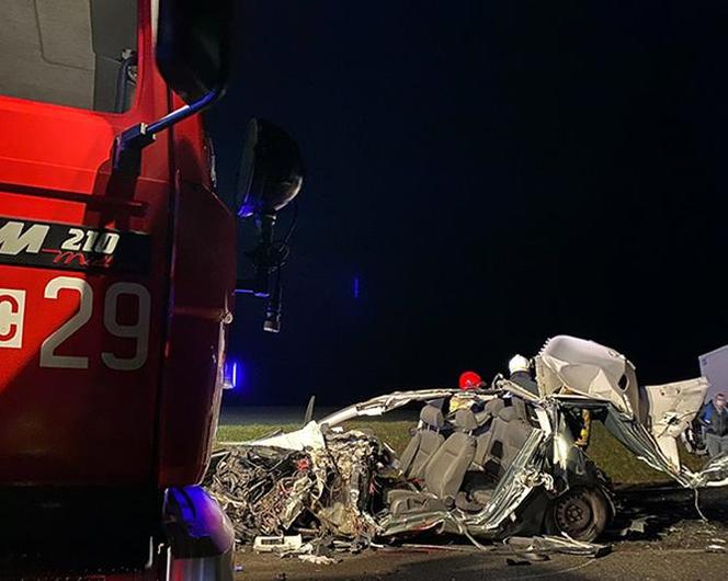 Samochód osobowy zderzył się z dwiema ciężarówkami. Tragedia na DK 25