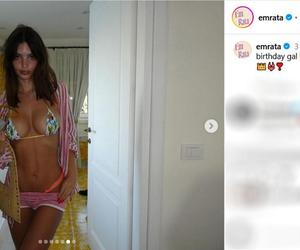 Szokujące zdjęcia Emily Ratajkowski. Polka pozuje w łazience ze spuszczonymi spodenkami. Tak świętuje urodziny