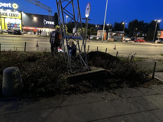 Totalna demolka na drodze. Koparka zerwała bramownicę, pękła rura z gazem