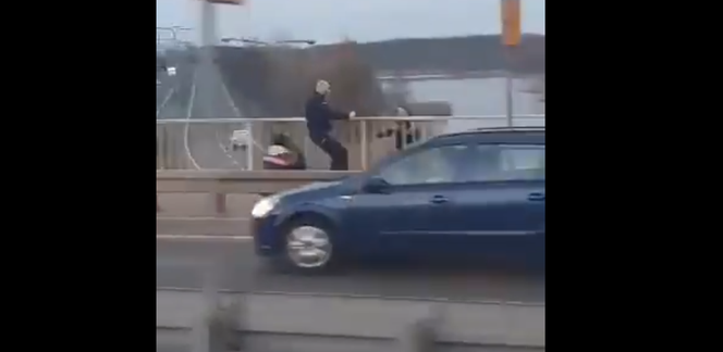 Mężczyzna skoczył z wiadunktu! Policjanci narażając własne uratowali życie 38-latka! VIDEO