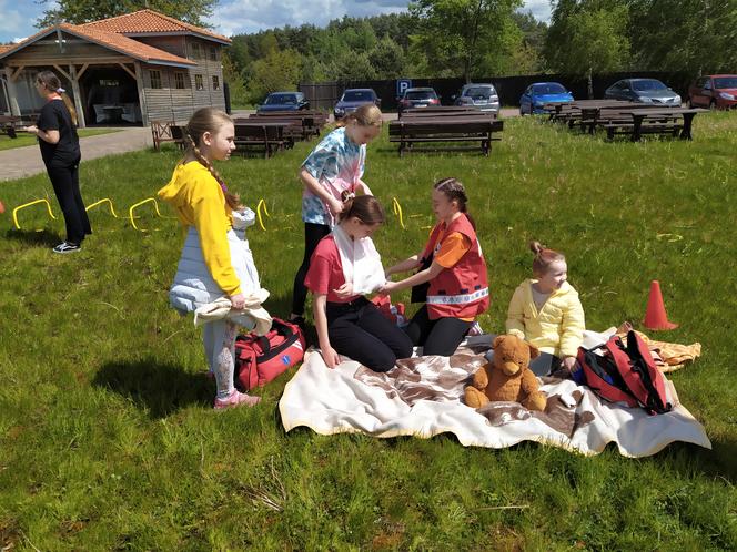 Zajęcia dla dzieci z udzielania pierwszej pomocy w ramach kampanii społecznej "Akcja i Edukacja. Widzę, więc reaguję" - 23.05.2021 nad zalewem w Siedlcach