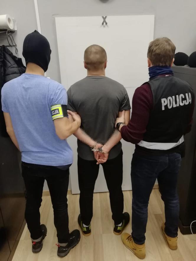 Chuligański atak na tle kibicowskim w markecie w Bełchatowie. Policja zatrzymała cztery osoby