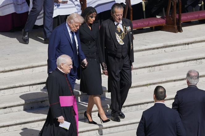 Donald Trump tuż przed pogrzebem papieża Franciszka podszedł do trumny. Co się stało?