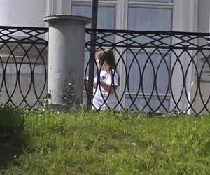 Kasia Nawrocka czuje się już w Belwederze jak u siebie! Przemieszcza się na rowerku!