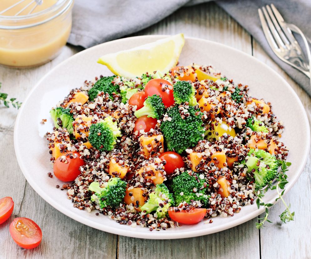 Sałatka z komosą ryżową i pieczonymi warzywami tak łatwa, tak zdrowa