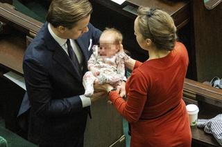 Krzysztof Bosak z żoną Kariną i dzieckiem w Sejmie