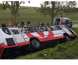 Autokar z dziećmi wylądował w rowie. Trzy osoby trafiły do szpitala