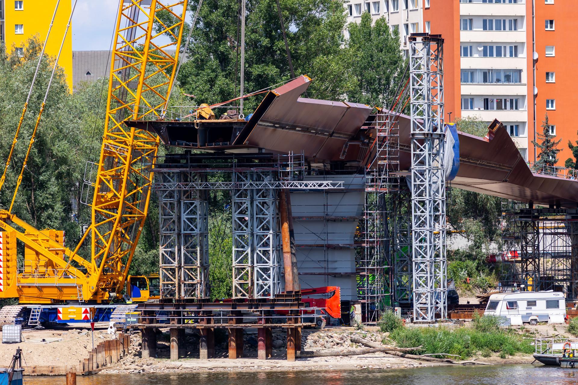 Kładka przez Wisłę w Warszawie: montaż ustroju nośnego