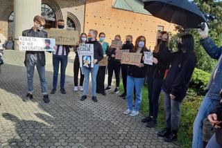 Protest pod kościołem św. Antoniego w Lesznie