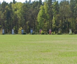 Największa kolekcja muru berlińskiego jest pod Wrocławiem. Na polu ustawiono kilkadziesiąt żelbetowych płyt z NRD
