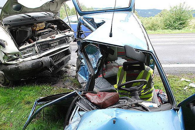 Zagórz: Śmiertelny wypadek. Fiat zderzył się z dostawczym iveco