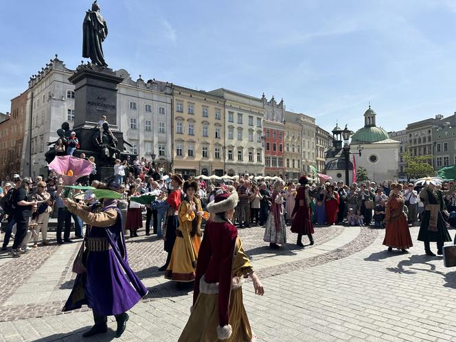 "Polonez wiosenny" na Rynku Głównym w Krakowie