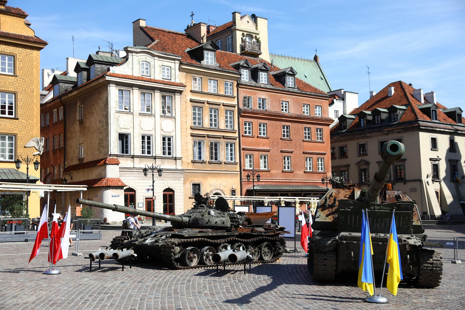 Rosyjskie czołgi w Warszawie! Pancerne bestie straszą na Placu Zamkowym