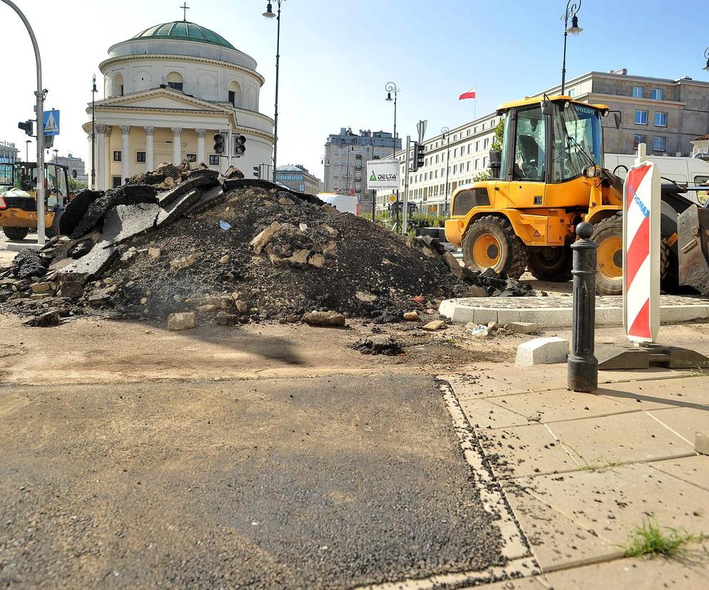 Wrócił ruch na obie jezdnie Placu Trzech Krzyży. Inwestycja mocno opóźniona