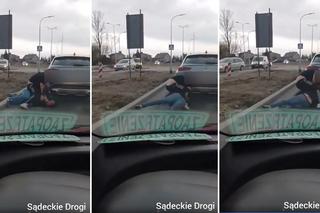 Brutalna bójka w Nowym Sączu. Kierowca volkswagena zaatakował kierującego kią na Alejach Piłsudskiego. Szokujące nagranie