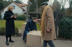 Barwy szczęścia, odcinek 3184. Wanda (Maja Barełkowska), Tomasz (Jakub Sokołowski), bezdomny (Grzegorz Falkowski)