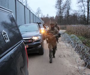 Konwój na pasku między barierą i  zasiekami