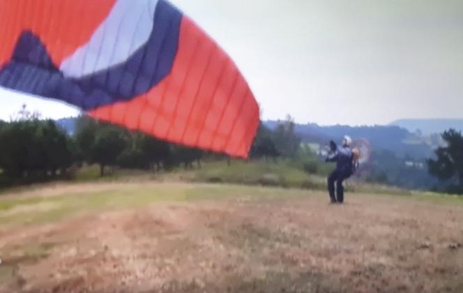 Pechowy lot proboszcza zakończył się na drzewie. Wypadek na paralotni pod Lidzbarkiem Warmińskim