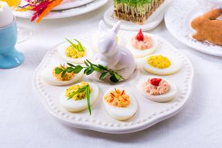 Kolorowe jajka faszerowane: przepis na oryginalne śniadanie