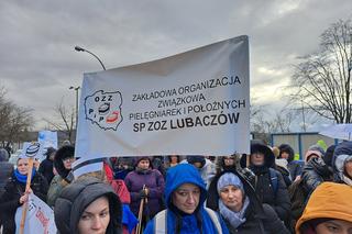 Pielęgniarki i położne z całej Polski protestowały w Tarnowie. Chcą więcej zarabiać