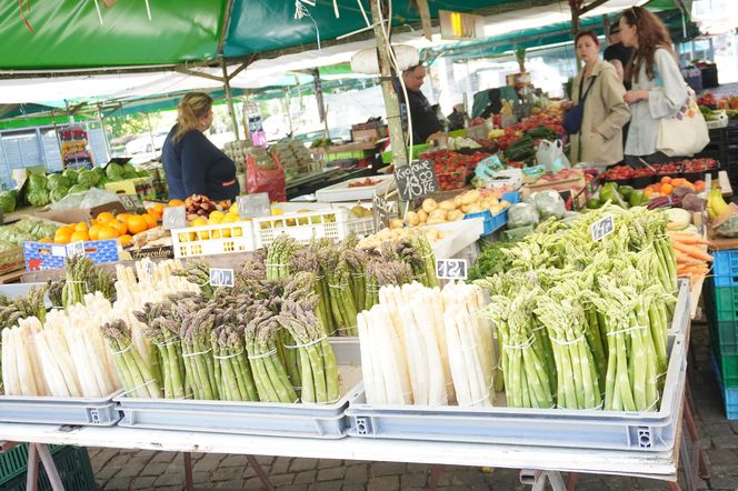 Wiosenne warzywa i owoce na poznańskich targowiskach