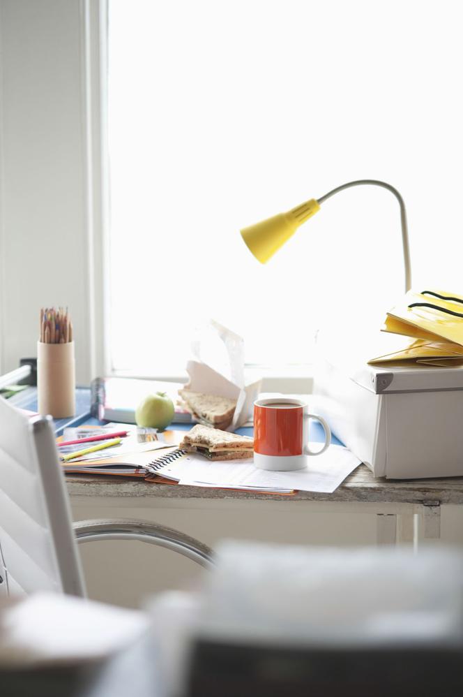 Wyposażenie pokoju ucznia, artystów i gabinetu: lampka na biurko
