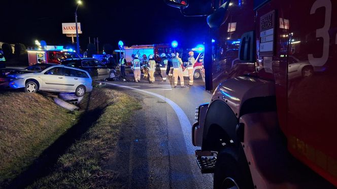 Poważny wypadek pod Kaliszem. Dwie osoby zakleszczone w pojazdach 